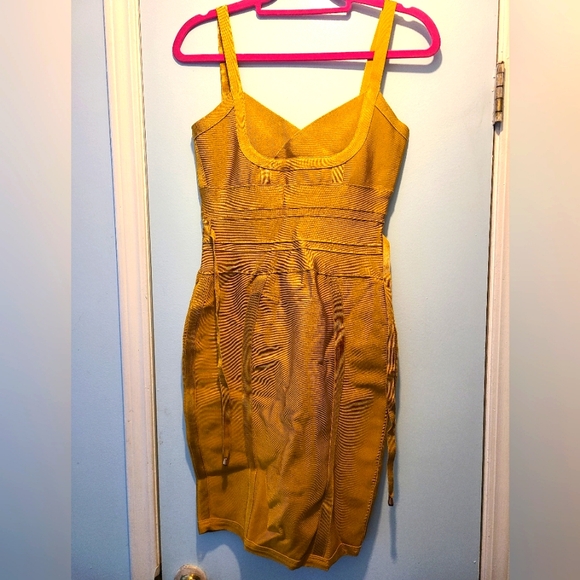 Elegant Yellow Dress - Picture 1 of 4